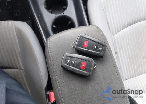 2016 Toyota Prius Two Eco z USA, uszkodzony, nr VIN JTDKARFU5G3001108